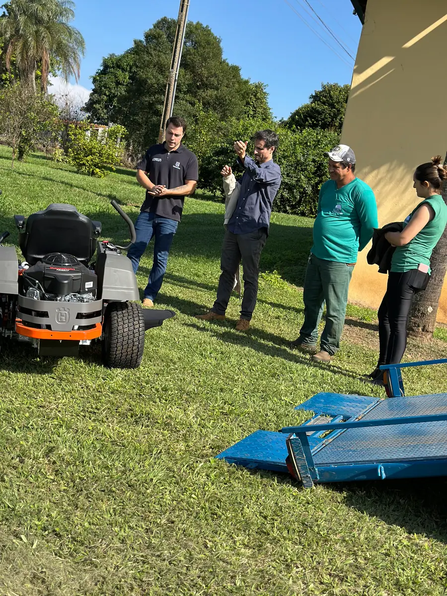 Equipe da Vardão entregando e demonstrando um giro zero Husqvarna para os clientes na propriedade
