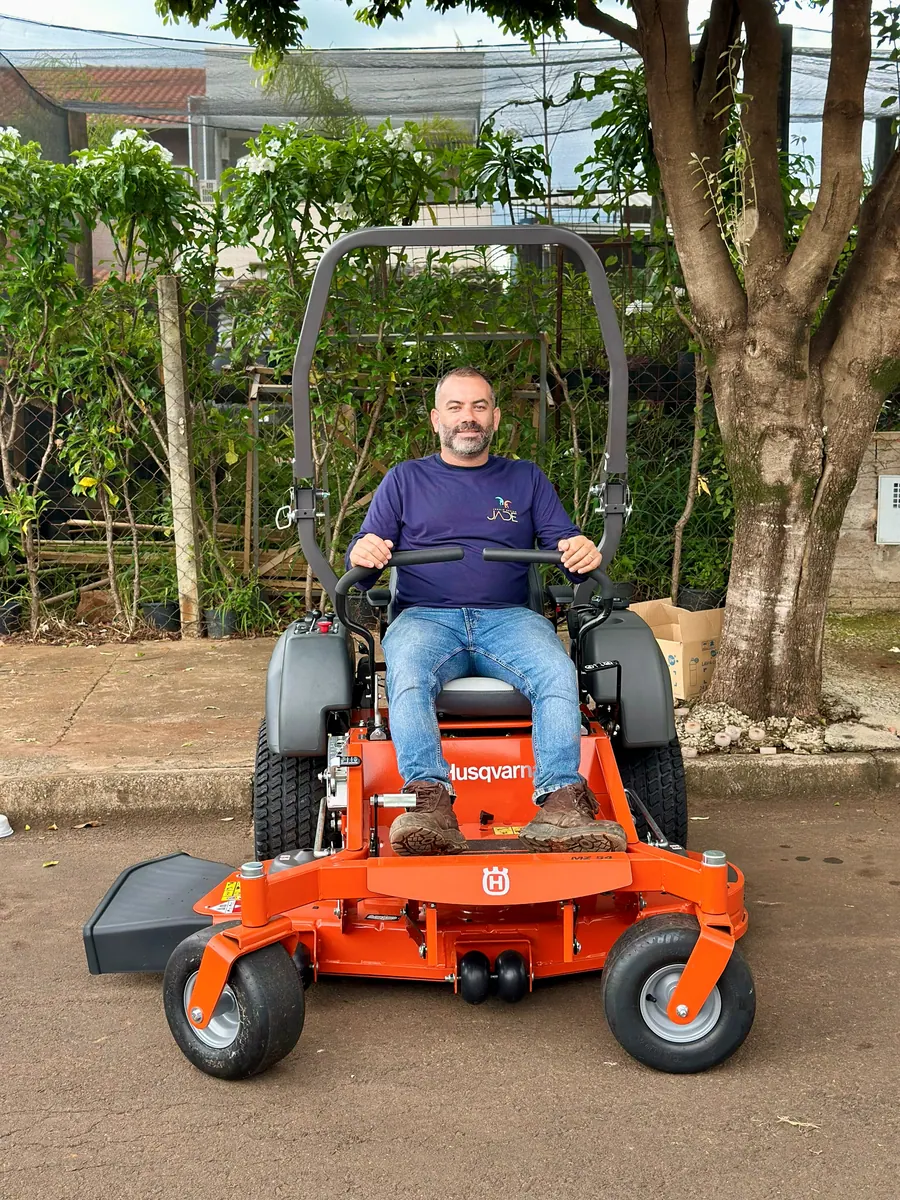 Prestador de serviço de jardinagem no seu novo giro zero Husqvarna MZ54