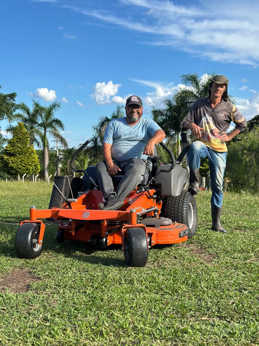 Clientes com o giro zero Husqvarna em uma área grande de grama