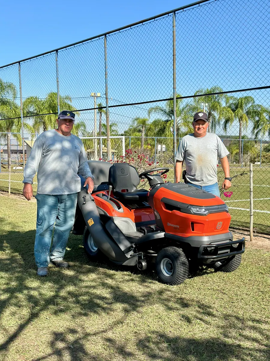 Clientes com o novo trator cortador Husqvarna para manutenção de campo