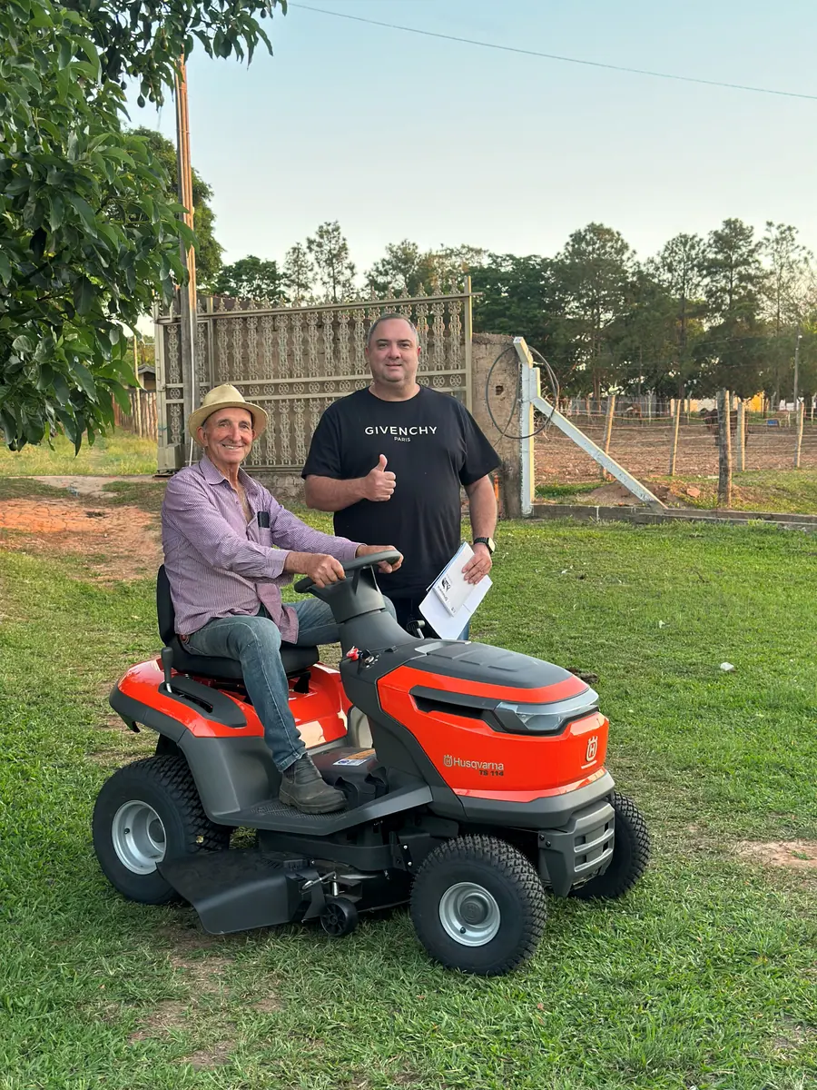 Clientes com o novo trator cortador Husqvarna TS 114, na entrega