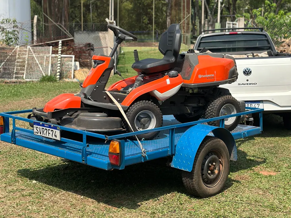 Rider Husqvarna sobre a carreta da Vardão, pronto para o transporte de busca e entrega