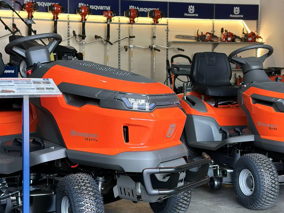 Tratores cortadores Husqvarna novos em exposição no piso de vendas da Vardão