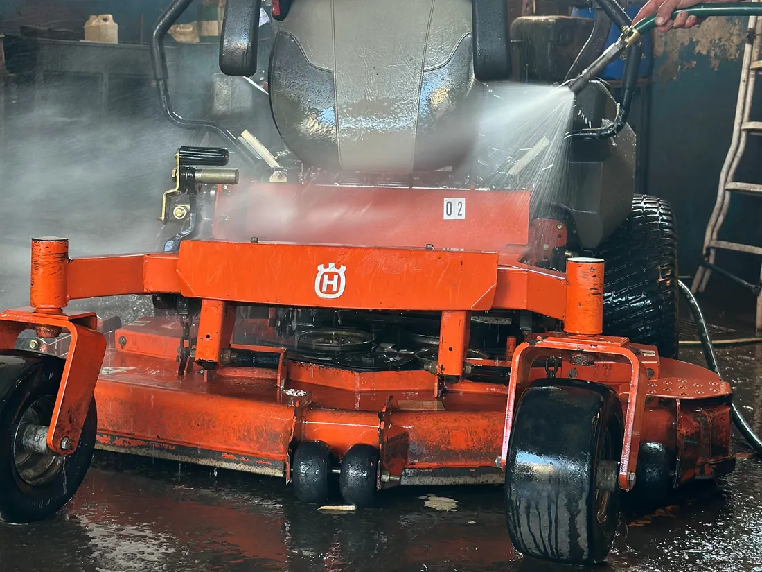 Prato de corte de um giro zero Husqvarna sendo lavado à pressão na oficina da Vardão, antes da revisão